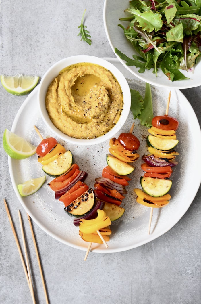 Gemüsespieße mit Linsen-Dipp und Salat