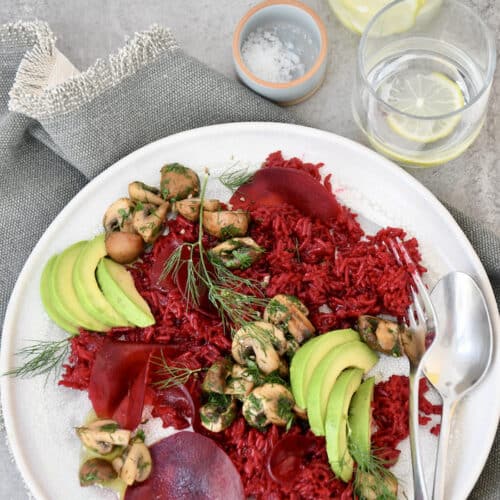 Rote Bete Reis mit gebratenen Pilzen und Avocado