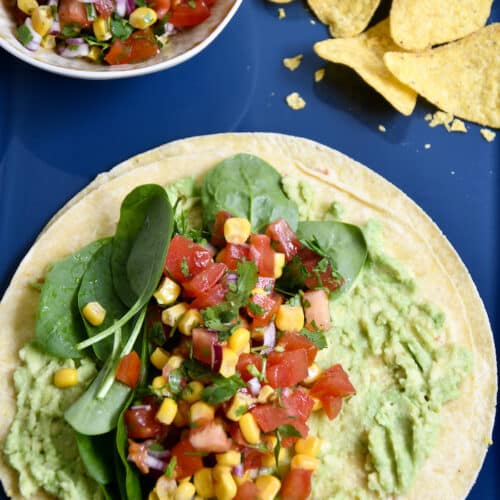 Mais Tortillas mit Tomaten-Mais-Salsa und Avocadocreme