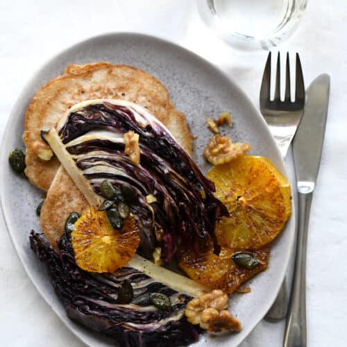 Blinis mit gebratenem Radiccio mit Nüssen und Orange