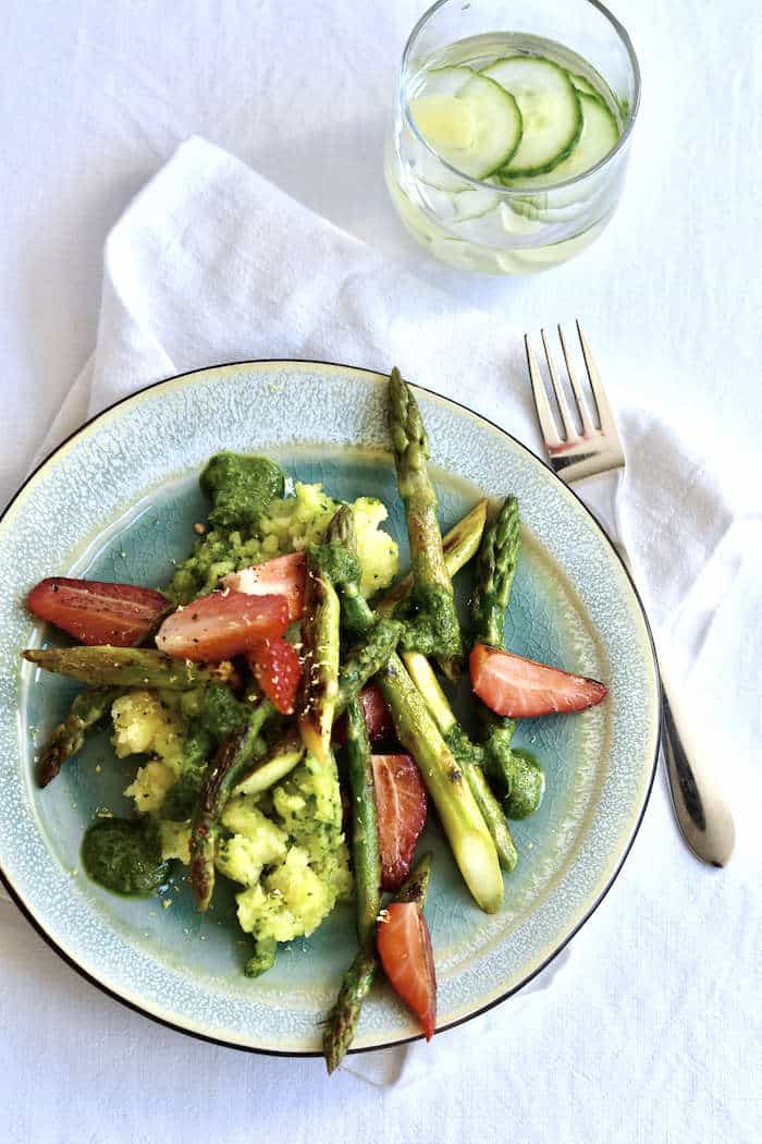 Grüner Spargel mit Kartoffelstampf und Petersilienpesto, 