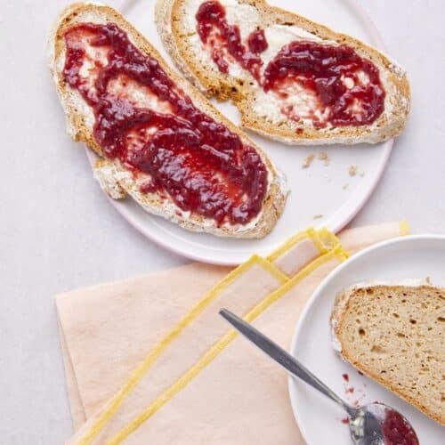 Krustenbrot mit Marmelade