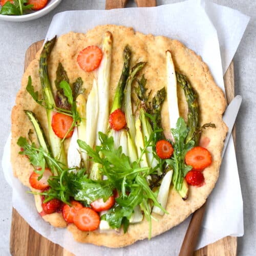 White Pizza mit Spargel und Erdbeeren