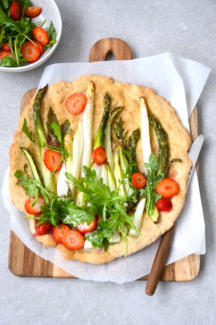 White Pizza mit Spargel und Erdbeeren