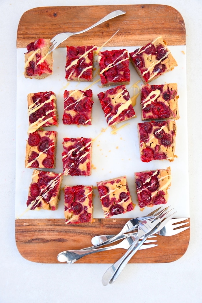 Kichererbsen Blondies mit Himbeeren