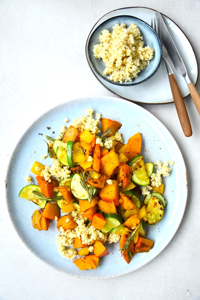 Gemüsepfanne mit Kürbis, Zucchini und Hirse