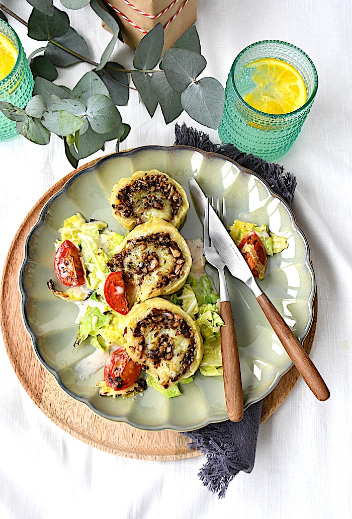 Kartoffelrolle auf Wirsing-Tomaten-Gemüse