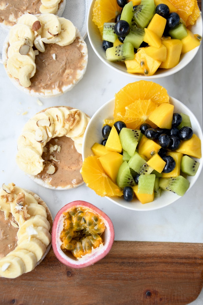 Obstsalat mit Reiswaffeln und Nussmus