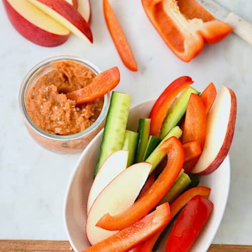 Gemüsesticks mit Tomaten-Hummus