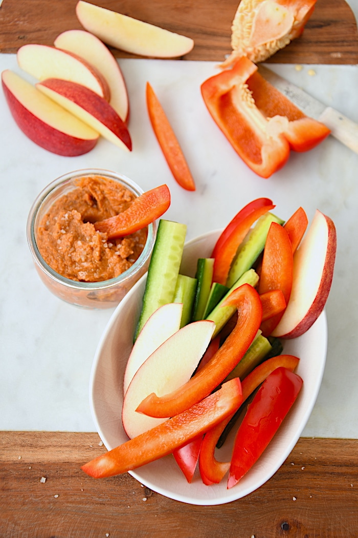 Gemüsesticks mit Tomaten-Hummus