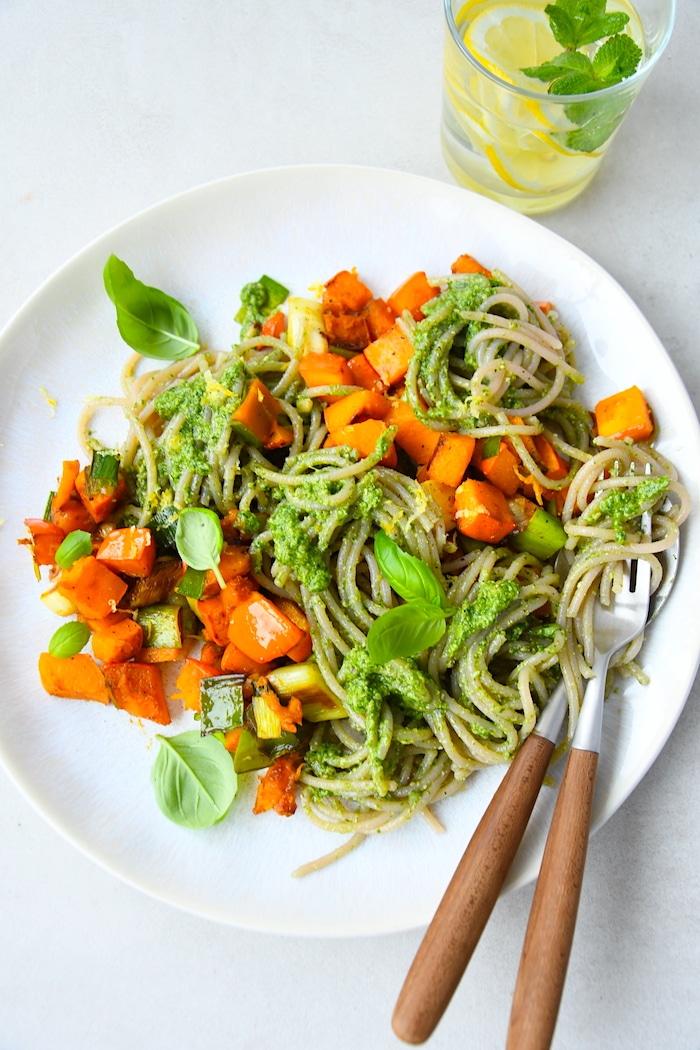 Glutenfreie Nudeln mit frischem Pesto und Kürbis